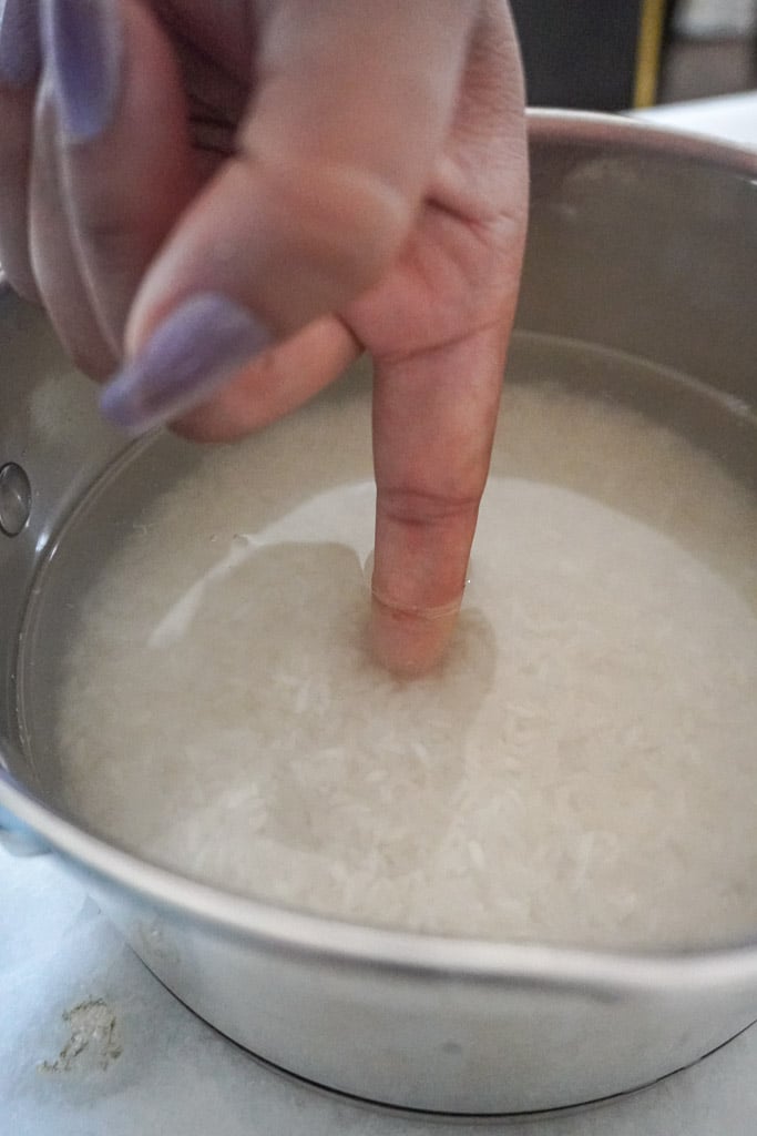 finger method for how to make white rice