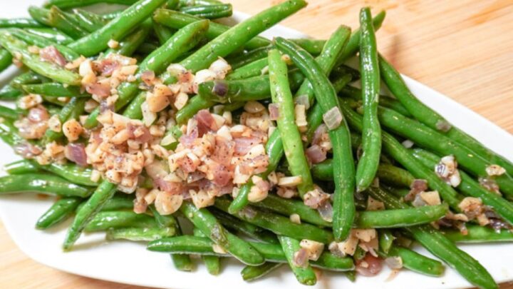 plated sautéed green beans