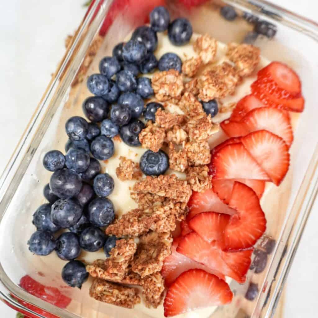 protein pudding with berries and granola