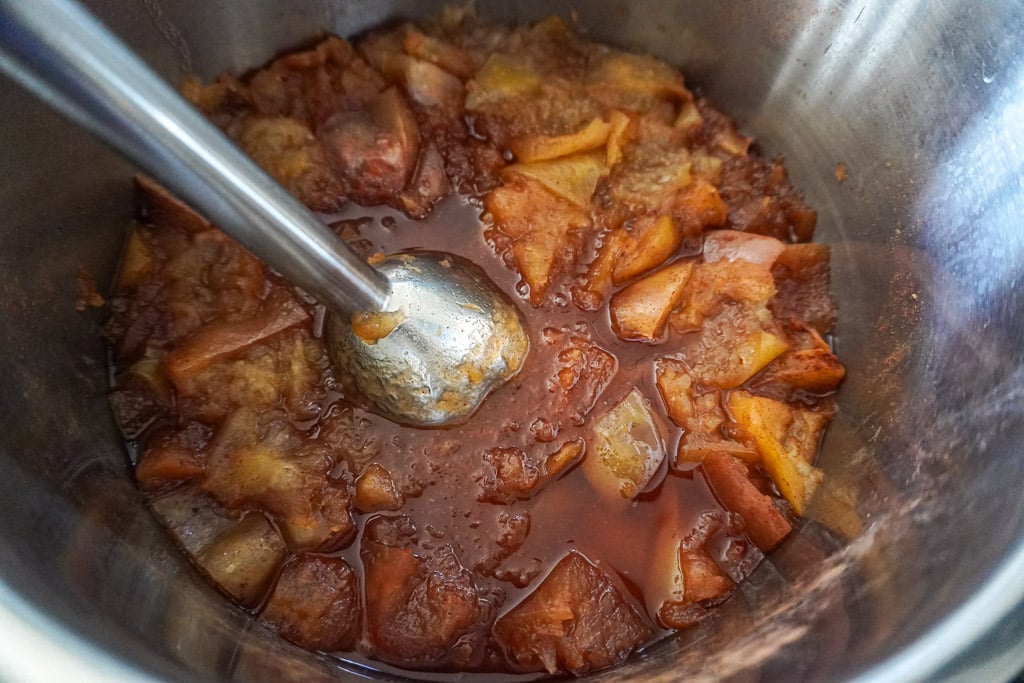 blending apples to make apple butter